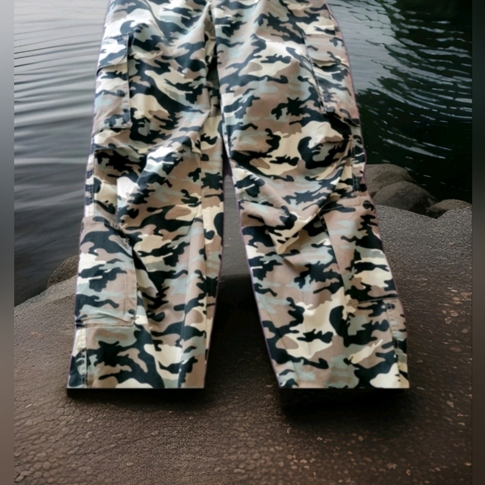 Pre-loved forever 21 camo pants sz XL